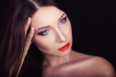 profesyonel makyaj ile güzel bir genç kız portresi