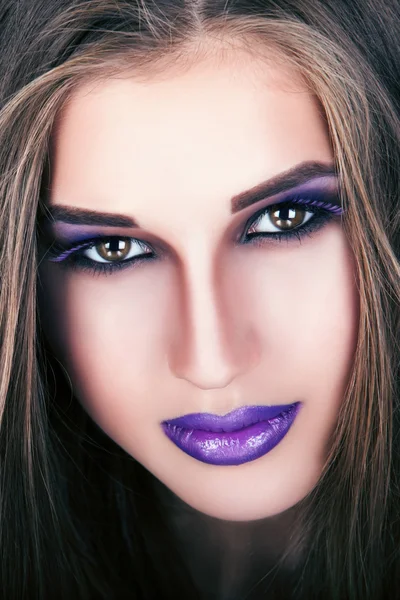 Portret van een mooi jong meisje met professionele make-up — Stockfoto
