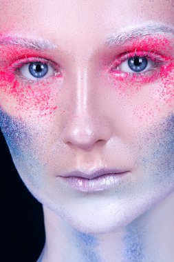 profesyonel makyaj ile güzel bir genç kız portresi