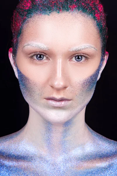 Retrato de una hermosa joven con maquillaje profesional — Foto de Stock