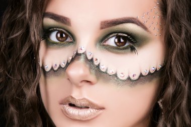 profesyonel makyaj ile güzel bir genç kız portresi