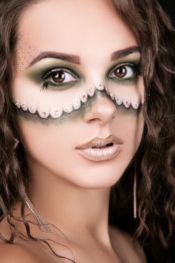 profesyonel makyaj ile güzel bir genç kız portresi