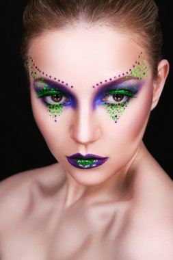 profesyonel makyaj ile güzel bir genç kız portresi