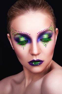 profesyonel makyaj ile güzel bir genç kız portresi