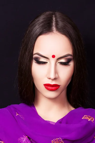 Fille indienne à l'image d'un beau maquillage — Photo