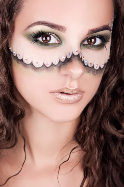 profesyonel makyaj ile güzel bir genç kız portresi