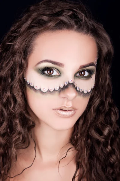 Porträt eines schönen jungen Mädchens mit professionellem Make-up — Stockfoto