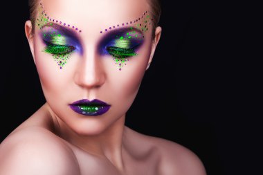 profesyonel makyaj ile güzel bir genç kız portresi