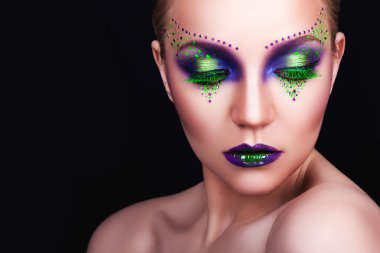 profesyonel makyaj ile güzel bir genç kız portresi