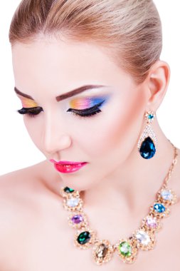 profesyonel makyaj ile güzel bir genç kız portresi