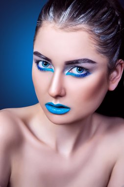 profesyonel makyaj ile güzel bir genç kız portresi