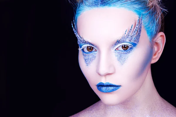 Retrato de una hermosa joven con maquillaje profesional — Foto de Stock