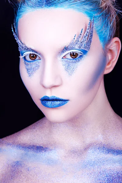 Retrato de una hermosa joven con maquillaje profesional — Foto de Stock