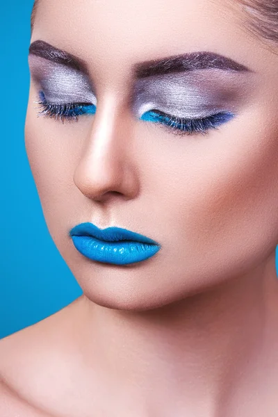 Porträt eines schönen jungen Mädchens mit professionellem Make-up — Stockfoto