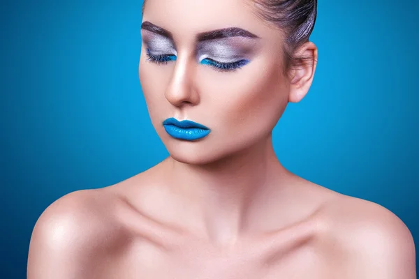 Portrait of a beautiful young girl with professional makeup — Stock Photo, Image