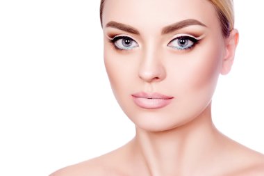 profesyonel makyaj ile güzel bir genç kız portresi