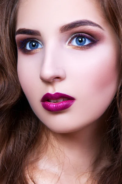 Retrato de una hermosa joven con maquillaje profesional — Foto de Stock