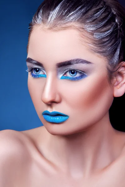 Retrato de una hermosa joven con maquillaje profesional —  Fotos de Stock