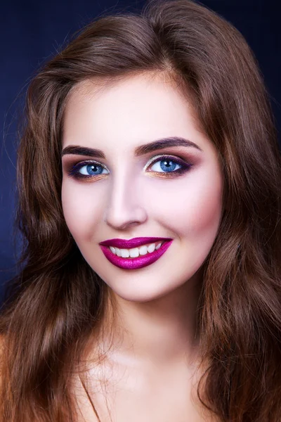 Πορτρέτο του μια όμορφη νεαρή κοπέλα με επαγγελματικό μακιγιάζ — Φωτογραφία Αρχείου