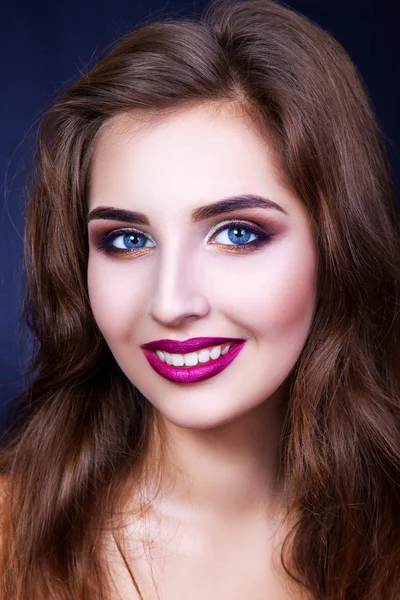 Porträtt av en vacker ung flicka med professionell makeup — Stockfoto