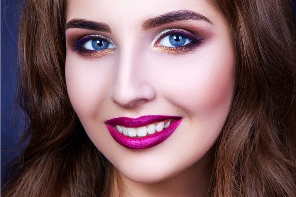 Portrait of a beautiful young girl with professional makeup — Stock Photo, Image