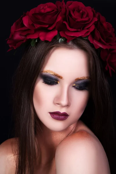 Retrato de una hermosa joven con maquillaje profesional — Foto de Stock