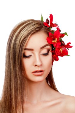 Saçında çiçek güzel genç kız