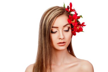 Saçında çiçek güzel genç kız