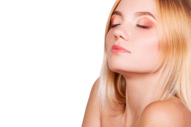 Beyaz bir arka plan üzerinde profesyonel makyaj güzel genç kızla