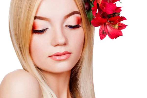 그녀의 머리에 꽃과 함께 아름 다운 소녀 — 스톡 사진