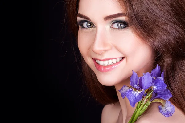 Güzel genç kız onun saç, makyaj çiçek — Stok fotoğraf