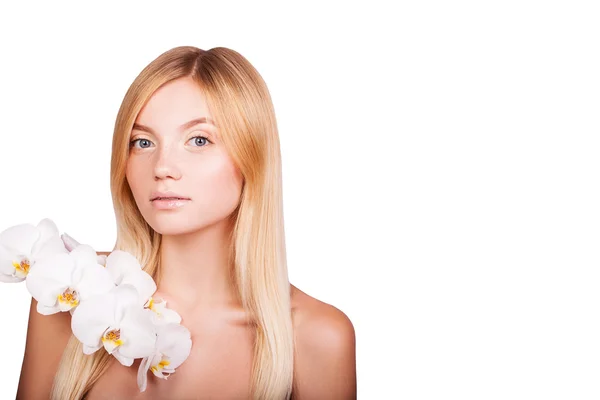 Όμορφη νεαρή κοπέλα με επαγγελματικό μακιγιάζ σε λευκό φόντο με ένα λουλούδι γυναίκα Archidom — Φωτογραφία Αρχείου