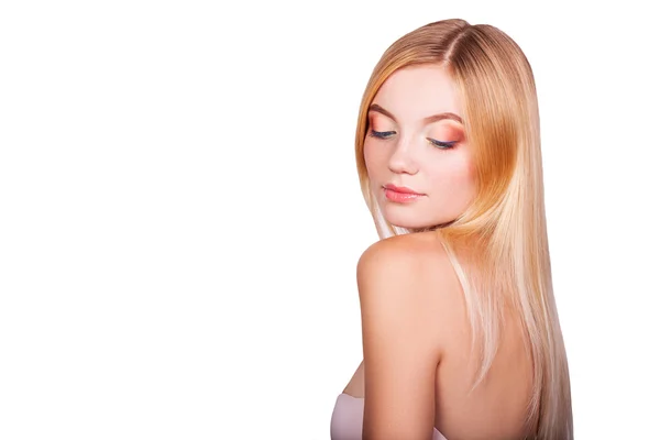 Schöne junge Mädchen mit professionellem Make-up auf weißem Hintergrund — Stockfoto