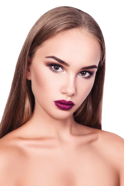 Vacker ung flicka med professionell makeup på vit bakgrund — Stockfoto