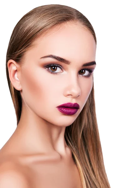 Schöne junge Mädchen mit professionellem Make-up auf weißem Hintergrund — Stockfoto