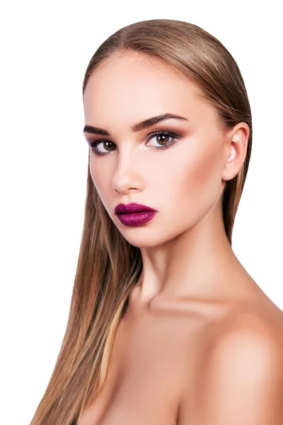 Vacker ung flicka med professionell makeup på vit bakgrund — Stockfoto