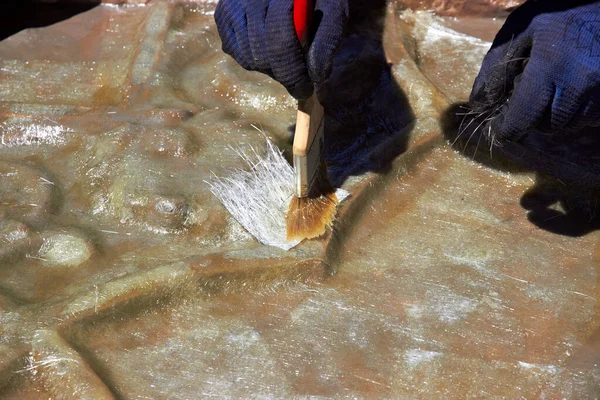 Worker forming mold from fiberglass and epoxy resin — Stock Photo, Image