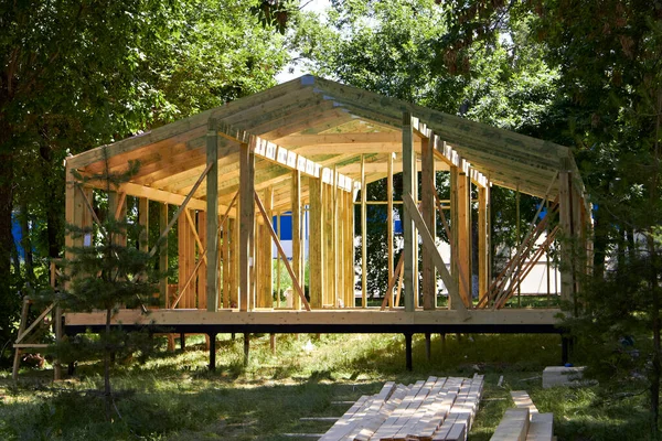 Construcción de un marco de madera casa instalación postes y paredes —  Fotos de Stock