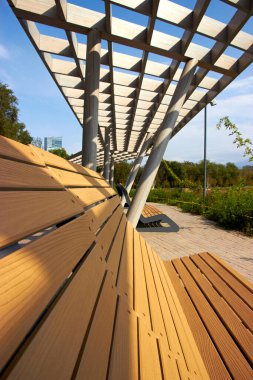 Gölgeli güneşli bir parktaki bankları dizayn etmek. 