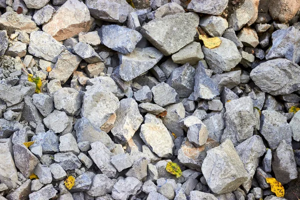 Fragmentos de piedras y hormigón viejo durante la reconstrucción del fondo de la carretera —  Fotos de Stock