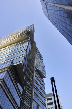 Almaty, Kazakistan - 31 Ekim 2020. Çağdaş beton ve cam gökyüzü yansımalı gökdelenler.