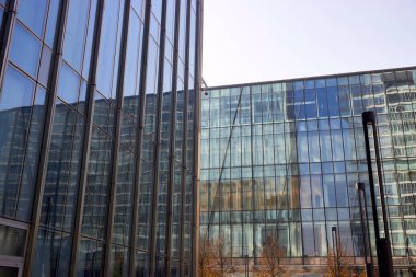 Almaty, Kazakistan - 31 Ekim 2020: alışveriş merkezinin modern cam kaplı binası. Yüksek kalite fotoğraf