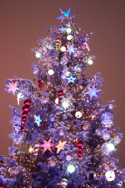 Yılbaşı ağacı süslenmiş çelenk ışıkları ve Noel oyuncaklarıyla