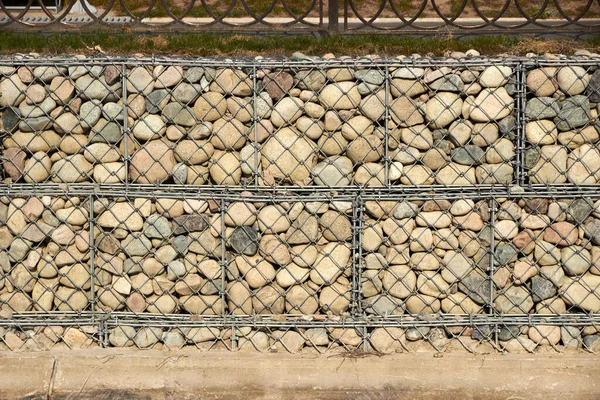 Muro del cauce del río de gaviones lleno de rocas — Foto de Stock