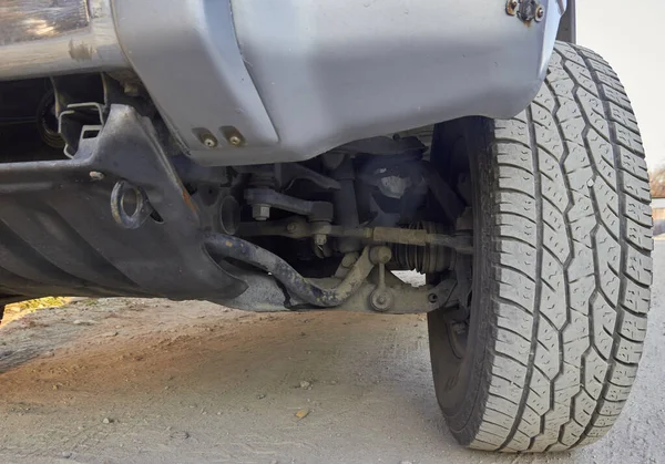 Bir SUV 'nin ön tekerleğinin altında.