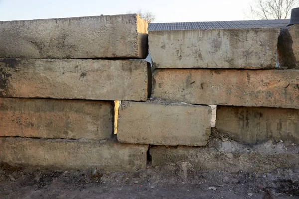 Pared hecha de bloques de cimentación de hormigón viejo —  Fotos de Stock
