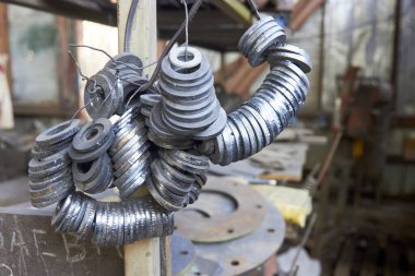 Atölyedeki bir grup metal uzay aracı. Yüksek kalite fotoğraf