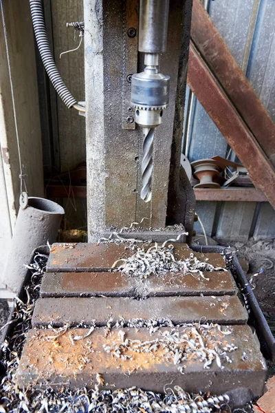 Máquina Perfuração Desatualizada Aparas Ferro Oficina Foto Alta Qualidade — Fotografia de Stock