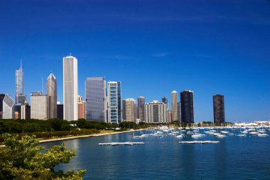 Chicago, ABD - 25 Temmuz 2016: Adler Planetaryumu 'nda görülen yatlarla birlikte Chicago silueti ve körfezi. Yüksek kalite fotoğraf