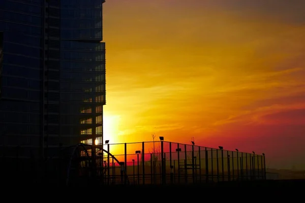 Stadtlandschaft Mit Modernem Gebäude Bei Rotem Sonnenuntergang Hochwertiges Foto — Stockfoto
